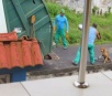Homem atropela cão, o acorrenta e joga em triturador de caminhão de lixo