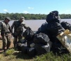PMA, prefeitura, imprensa e comunidade retiram meia caçamba de lixo em limpeza do rio Pardo em Ribas