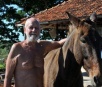 Produtor rural de Nioaque é conhecido por andar nu e ter tido namoradas famosas