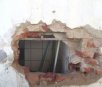 Moradora viaja e ladrões abrem buraco na parede para furtar
