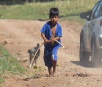 Crianças indígenas agem como guerreiros e conflito por terras suspende aulas