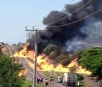 Caminhão-tanque carregado de etanol tomba e provoca incêndio