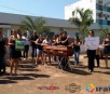 Em greve há 27 dias, servidores municipais fazem "ato fúnebre" na frente de prefeitura