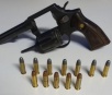 Polícia apreende munições e arma na casa de suspeito de executar jovem em Paranhos