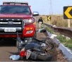 Homem perde controle de motocicleta na Capital, bate em placa de proteção e morre
