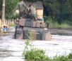 Exército usa tanques de guerra em cidade alagada por rio em MS