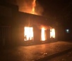 Vídeos mostram incêndio que destruiu pizzaria e assustou moradores de Bonito