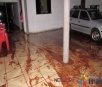 Água da chuva invade casas no Irmã Daniela e moradores se revoltam com obra inacabada