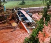 Vídeo mostra ônibus sendo arrastado pela água; motorista está desaparecido