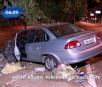 Ladrões roubam carro com criança dormindo no banco de trás, batem o veículo e atingem vários adolesc