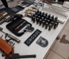 Traficante é preso com 3 armas, drogas munições e joias na Capital