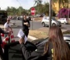 Policial aponta arma para motorista de senador parado em local proibido