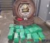 Cocaína é encontrada dentro de pneus de caminhão e cinco pessoas foram presas