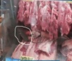 Cliente flagra rato andando em carne de açougue