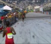Policial do DOF impede invasor durante a maratona feminina nos Jogos Olímpicos