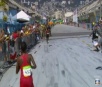 Policial do DOF impede invasor durante a maratona feminina nos Jogos Olímpicos