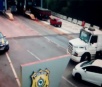 Assista vídeo em que motorista fura bloqueio e troca tiros com policiais