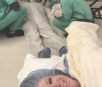 Pai desmaia durante parto e imagem viraliza nas redes sociais