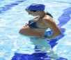 Praticar natação durante gravidez pode causar alergias no bebê, diz estudo
