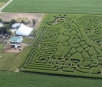 Homem cria labirintos em plantações com ajuda de trator e GPS nos EUA