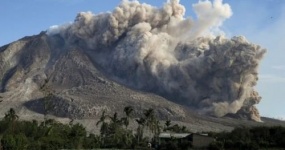 Vulcão entra em erupção na Indonésia e cinzas chegam a 3 km de altura