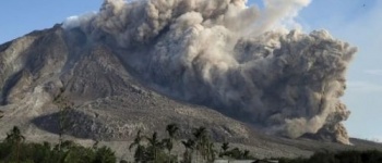 Vulcão entra em erupção na Indonésia e cinzas chegam a 3 km de altura