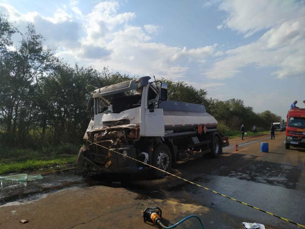Cabine do caminhão-tanque ficou destruída (Foto: Adilson Domingos)
