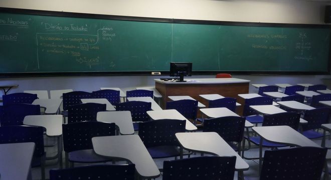 Sala de aula vazia; servidores poderão manter teletrabalho enquanto aulas não voltarem / Foto: Reuters / Agência Brasil / Amanda Perobelli