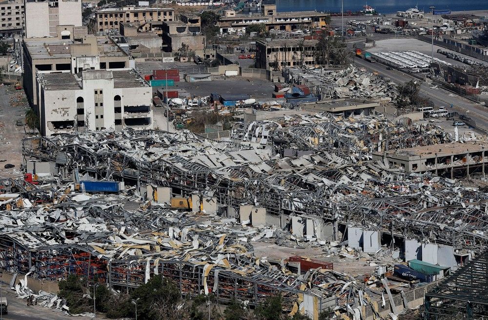 Armazéns do porto de Beirute, no Líbano, ficaram destruídos na explosão de terça-feira (7) — Foto: Hussein Malla/AP