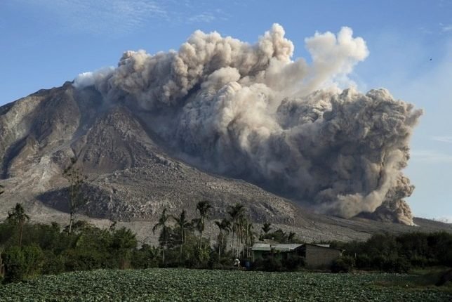 Vulcão está em atividade desde 2013. (Foto: Reprodução/ Reuters)